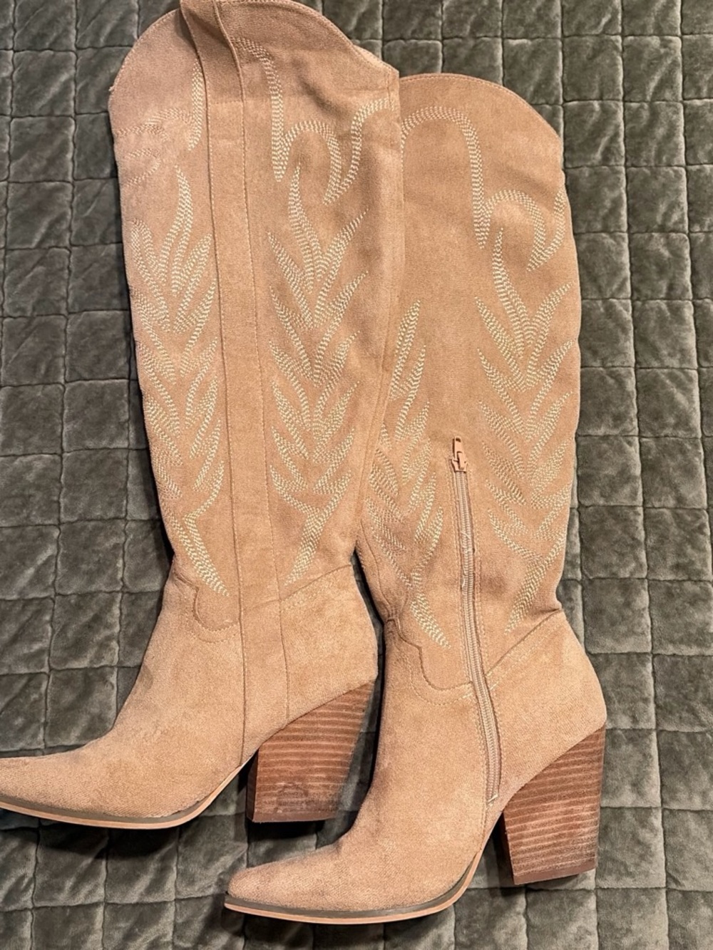 Women's Knee-High Suede Western Boots - Tan